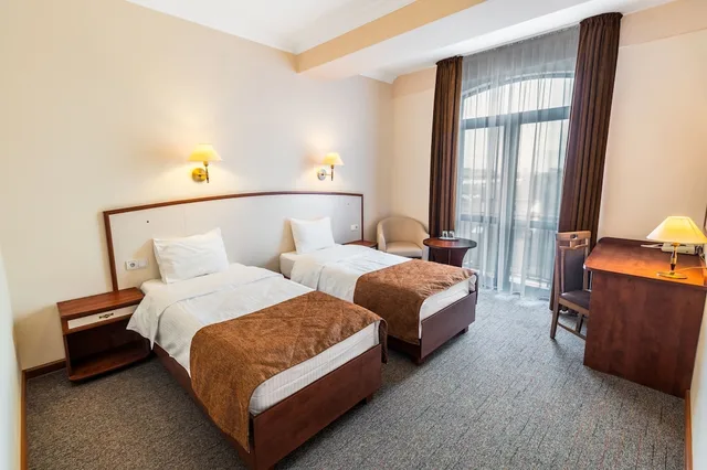 غرفة قياسية بسريرين منفصلين، Regency Hotel 2/6