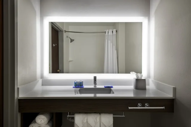 Standard, King Bed, Holiday Inn Express And Suites Charlotte Airport Belmont An Ihg Hotel 4/5