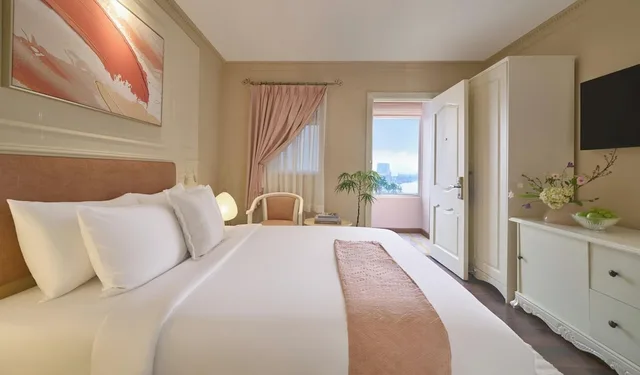 Premier, Queen Bed, Lobby View، Silverland Jolie Hotel Spa 3/8