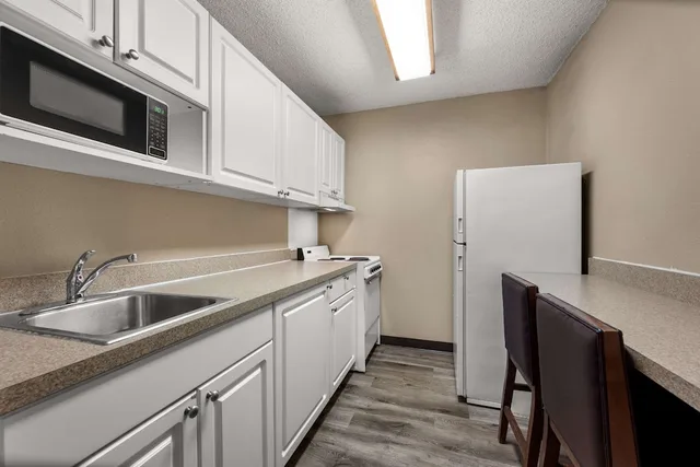 Suite, Queen Bed, Accessible, Suburban Studios Houston North I-45 3/3