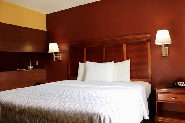 جناح بسرير كينج مع أريكة، Hometown Inn Suites 6/10