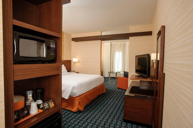 غرفة بسرير كينج مع أريكة، Fairfield Inn & Suites by Marriott Athens I-65 5/5