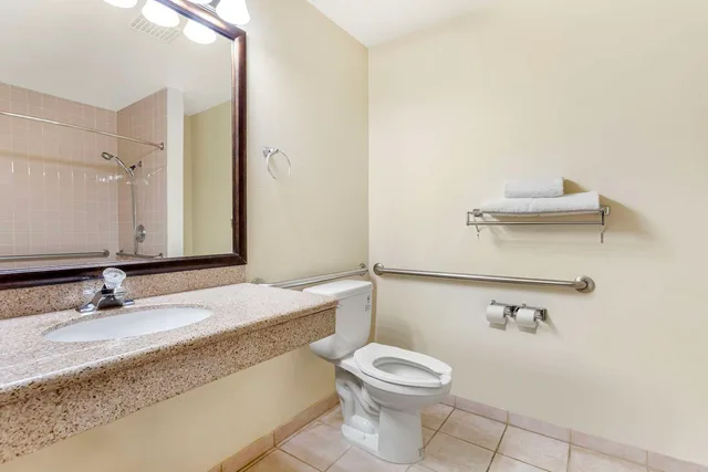 غرفة بسرير كينج بحوض استحمام لذوي الإعاقة، Best Western Plus Villa Del Lago Inn 4/4