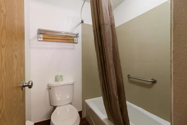 جناح بسرير كينج بجاكوزي للمدخنين، Motel6 Davenport, IA 8/10