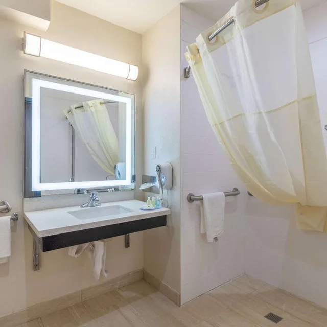 جناح بسريرين كوين لذوي الإعاقة، Quality Inn Banning I-10 8/8