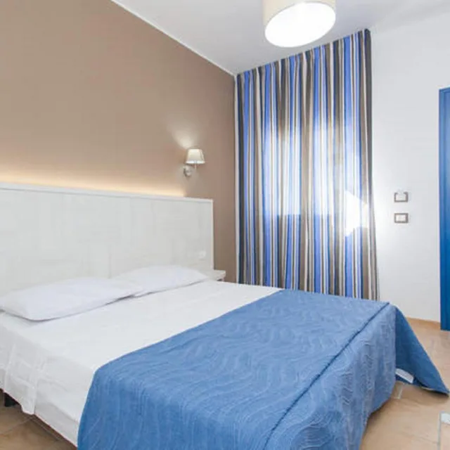غرفة بسرير مزدوج بإطلالة على البحر، Residence Villaggio Petruso 2/4