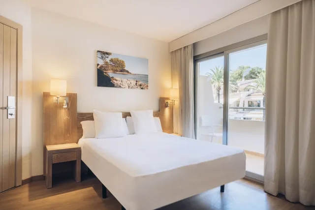 غرفة بسريرين منفصلين بإطلالة على البحر، Iberostar Waves Pinos Park 4/5