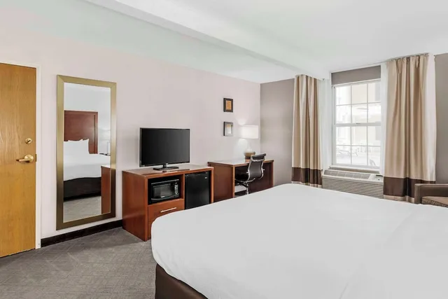 غرفة بسرير كينج لذوي الإعاقة، Comfort Inn Splash Harbor 4/4