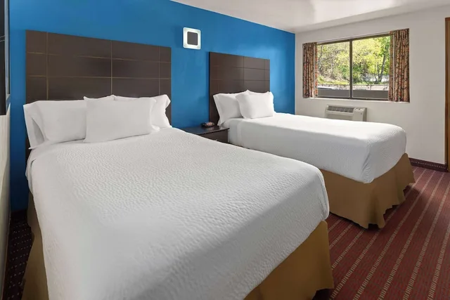 Room, 2 Double Beds, Smoking, Travelodge by Wyndham Manhasset 2/4
