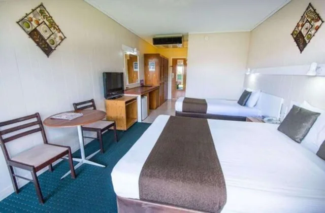 غرفة ديلوكس بسرير كوين وسرير فردي، Elkira Court Motel 14/18