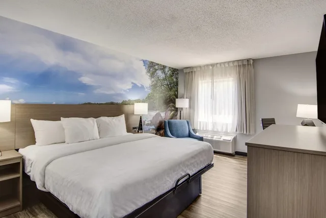 غرفة قياسية بسرير كينج، Clarion Pointe on the lake Clarksville-South Hill West 5/10