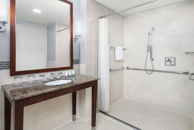 غرفة ديلوكس بسرير كينج لذوي الإعاقة، The Westin Washington National Harbor 2/2
