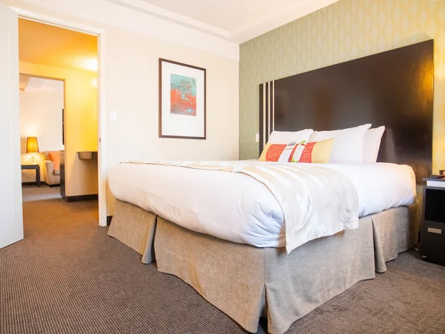 Coast, Premium, Suite, King Bed, Parlor، Coast Kamloops Hotel And Conference Centre 1/4