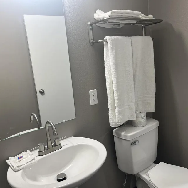 غرفة بسرير كينج لغير المدخنين، Motel6 Las Vegas, NV - Downtown Fremont St Experience 4/4