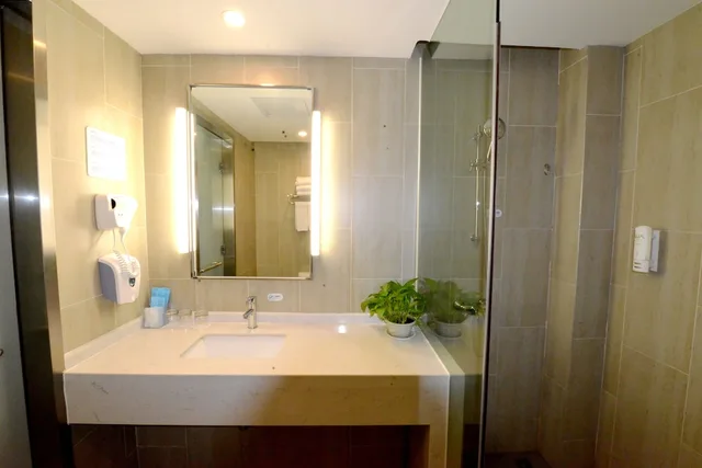 غرفة قياسية بسرير كينج وسرير فردي، HOLIDAY INN EXPRESS WEIHAI ECONOMIC ZONE 4/4