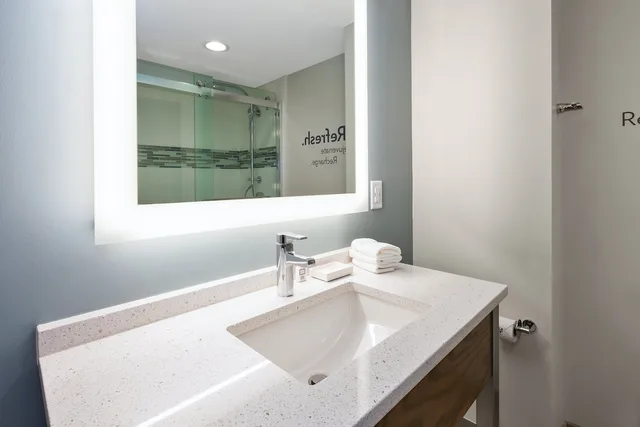 غرفة قياسية بسريرين مزدوجين لذوي الإعاقة، EVEN Hotel Ann Arbor 6/7