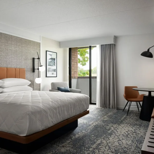 غرفة بسرير كينج بشرفة في الطابق العلوي، Sheraton Grand Rapids Airport Hotel 1/6