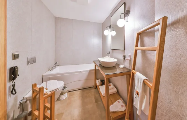 جناح عائلي بسرير كينج مع أريكة بحوض جاكوزي، Molino Hotel 6/6