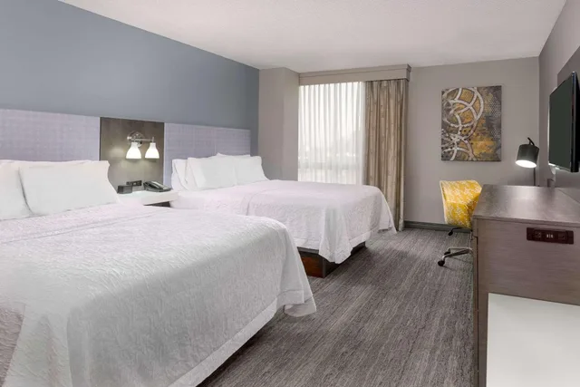 جناح بسريرين كوين مع أريكة بمطبخ، Hampton Inn & Suites Kansas City-Country Club Plaza 1/2