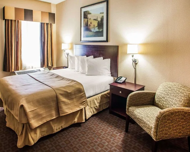 Efficiency, Queen Bed, Bathtub, Accessible، Quality Inn & Suites Peoria 1/2