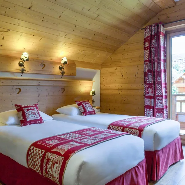 غرفة بسرير مزدوج أو سريرين منفصلين، Chalet-Hotel Le Beausoleil, The Originals Relais (Hotels-Chalets de Tradition) 1/9