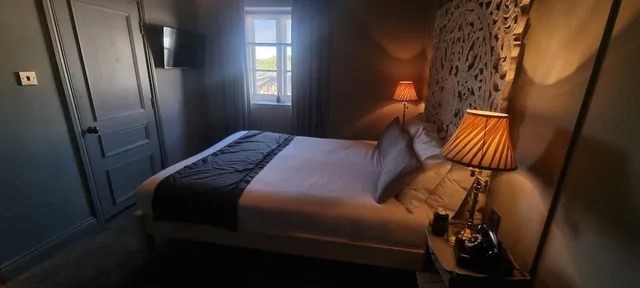 Petite, Double Bed، William De Percy 2/7