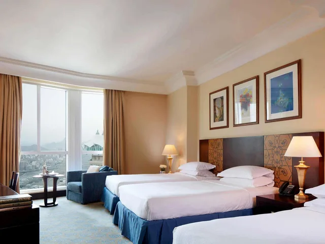 غرفة كلاسيكية ثلاثية بسريرين منفصلين بإطلالة على الحرم، زمزم بولمان مكة(Pullman ZamZam Makkah) 1/3