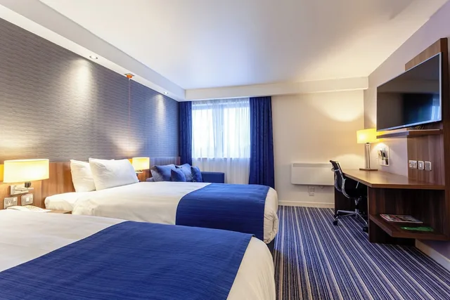 غرفة بسريرين منفصلين مع أريكة لذوي الإعاقة، Holiday Inn Express Edinburgh Airport Ex Quality Edinburgh Airport 3/10