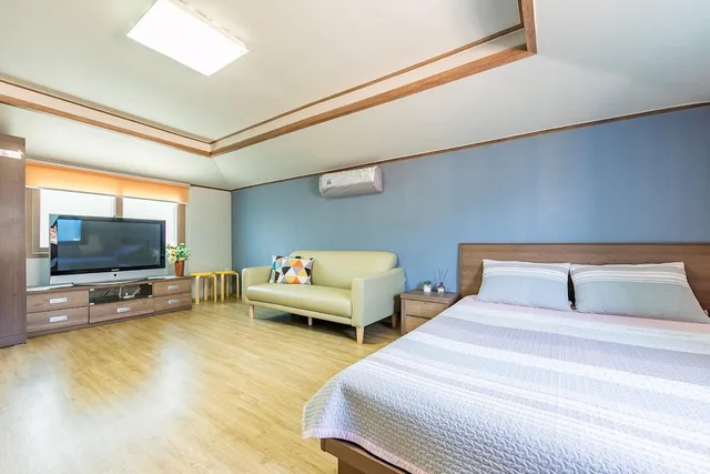غرفة بسرير كوين بغرفة نوم واحدة، Namhae Gagopa Pension 1/3