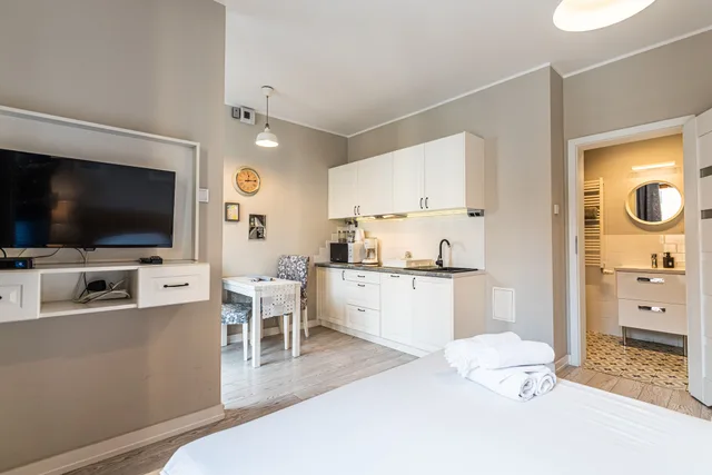 استوديو كلاسيكي بسرير كوين بإطلالة على الفناء، City Lights Apartments 5/5