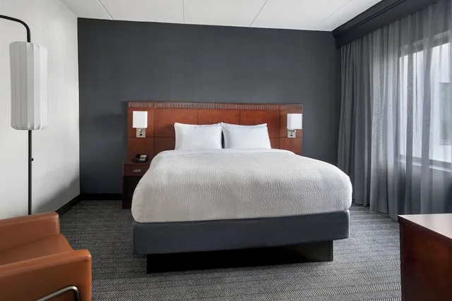غرفة بسرير كينج مع أريكة لذوي الإعاقة، Courtyard By Marriott Poughkeepsie 3/6