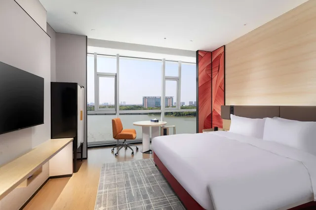 غرفة بانورامية بسرير كينج بإطلالة، Ramada by Wyndham Huzhou Wuxing 1/1