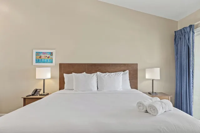 Studio, King Bed, Beach Front, Kitchen، Sandpiper Beacon Beach Resort 3/4