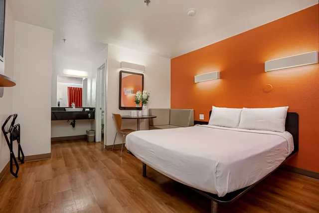 غرفة بريميوم بسرير كوين، Motel6 Temecula, CA - Historic Old Town 2/5