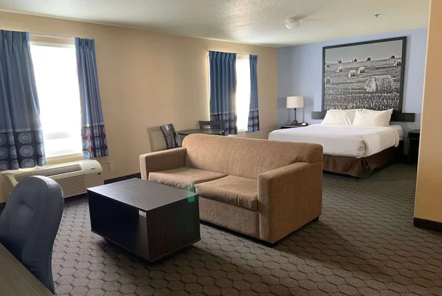غرفة بزنس بسرير كوين مع أريكة، Super 8 Swan River Mb 3/6