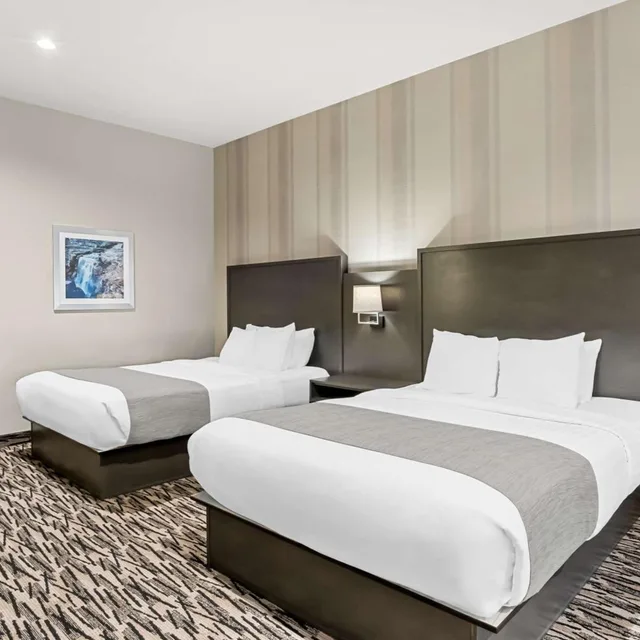 غرفة بسريرين كوين مع أريكة، Best Western Sawtooth Inn & Suites 1/6