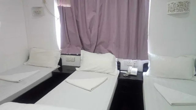 غرفة ثلاثية بثلاثة أسرّة، Dutch Hostel 1/3