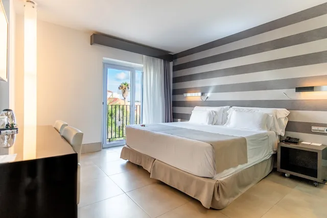 Superior, King Bed, Lateral Side Sea View، Barcelo Hamilton Menorca - Adults Only 1/4