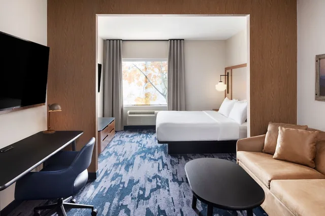 Room, King Bed, Sofa, Fairfield Inn & Suites West Kelowna 3/8