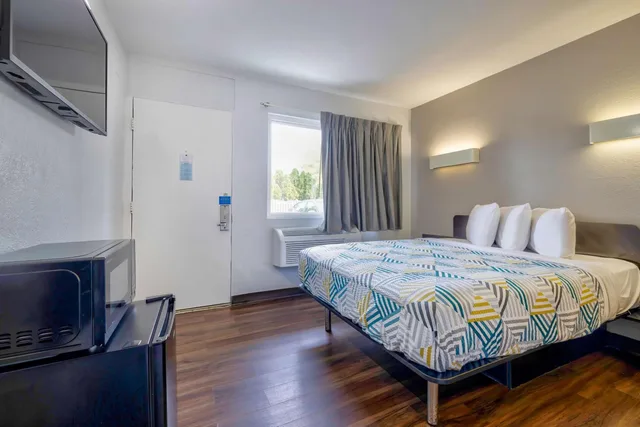 غرفة بسرير كوين، Motel6 Oshkosh, WI 1/10