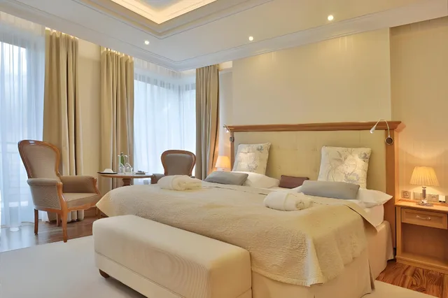 River, Junior Suite، Retro Riverside Wellness Resort 1/2
