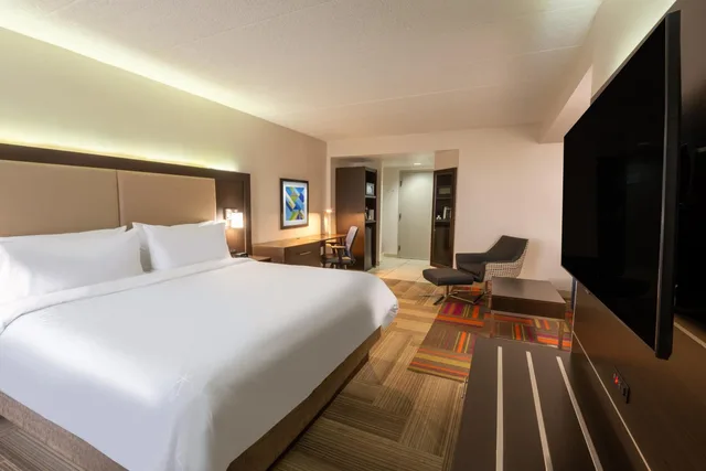 غرفة بسرير كينج بحوض جاكوزي، Holiday Inn Express Philadelphia Ne - Bensalem 2/7