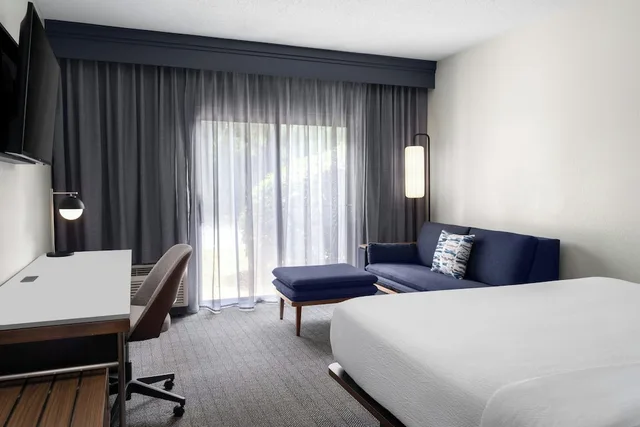 غرفة بسرير كينج مع أريكة، Courtyard by Marriott Birmingham Hoover 1/6