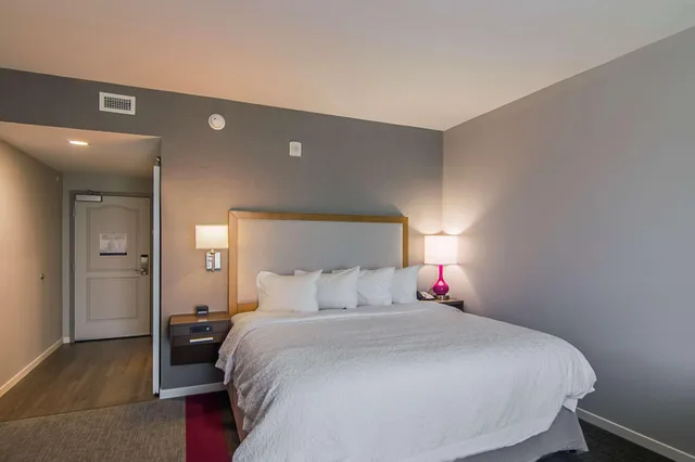 غرفة بسرير مزدوج، Hampton Inn & Suites Dallas/Richardson 1/6