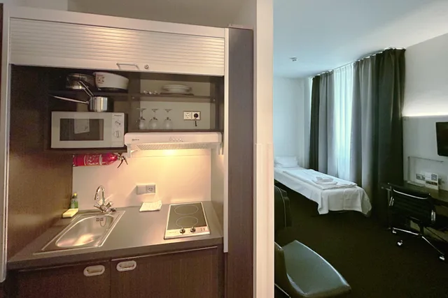 غرفة بسرير مزدوج بمطبخ صغير، Garner Berlin - Mitte, an IHG Hotel 4/5