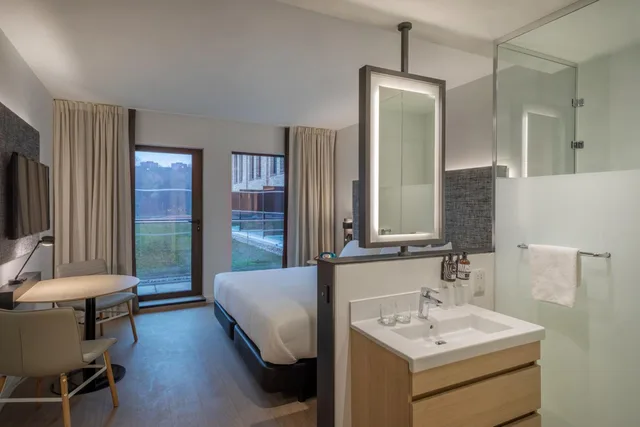 Innside, King Bed, Balcony، INNSIDE Newcastle 4/4
