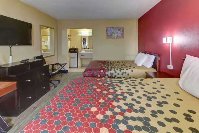 Standard, 2 Queen Beds, Econo Lodge Town Center 5/6