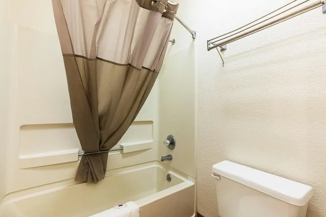 غرفة بسرير كينج لذوي الإعاقة، Motel6 Covington, TN 7/8