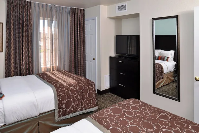 جناح بسريرين مزدوجين بغرفة نوم واحدة بمطبخ، Staybridge Suites Sioux Falls At Empire Mall 5/7