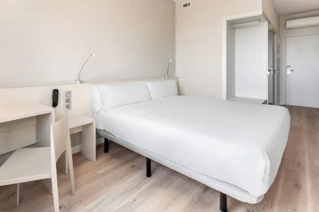Superior, King Bed, B&B HOTEL Barcelona Viladecans 2/5